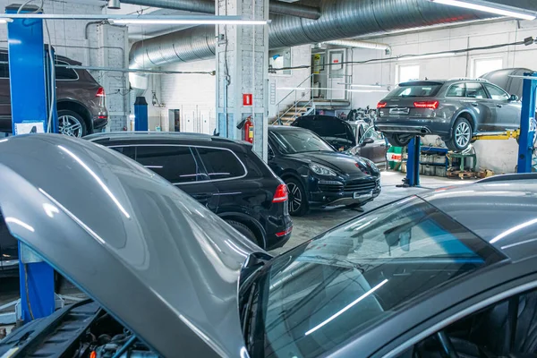 Servizio Auto Vista Generale Sono Auto Sugli Ascensori Officina — Foto Stock