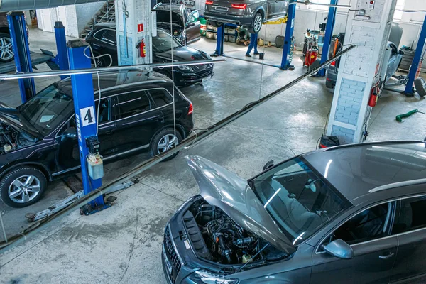 Serviço Carro Vista Geral Carros Nos Elevadores Oficina — Fotografia de Stock