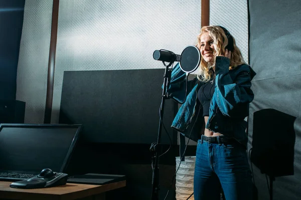 Mladá Krásná Dívka Blondýna Zpěvačka Nahrává Nahrávacím Studiu Stojí Vedle — Stock fotografie