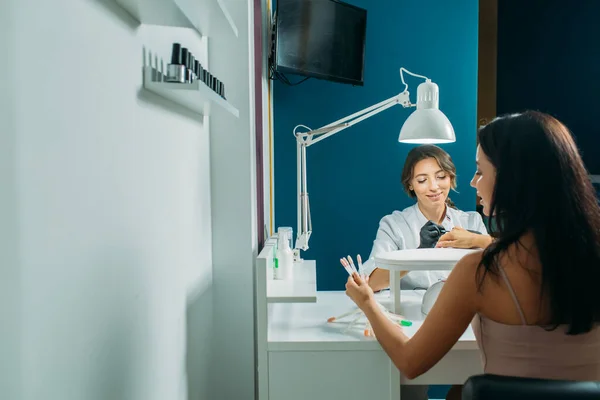 Salão Beleza Mestre Cuida Das Unhas Cliente Mestre Vestido Vestir — Fotografia de Stock