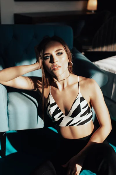 Genç, güzel bir kız, sarışın, parlak mavi gözlü, güzel bir gülüşü ve güzel bir yüzü olan, güneşli sabah ışıklarıyla dolu bir otel odasında..