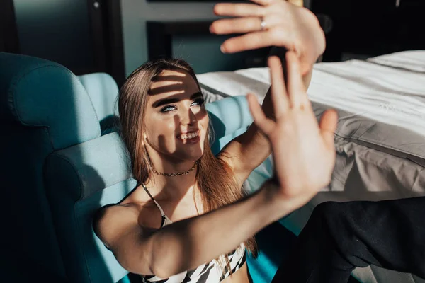 Uma Menina Bonita Nova Loira Com Olhos Azuis Brilhantes Sorriso — Fotografia de Stock