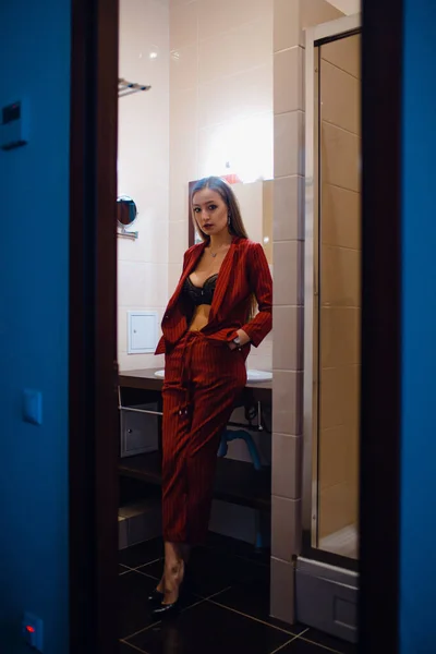 Uma Jovem Linda Garota Noite Hotel Sozinha Tira Casaco Vermelho — Fotografia de Stock