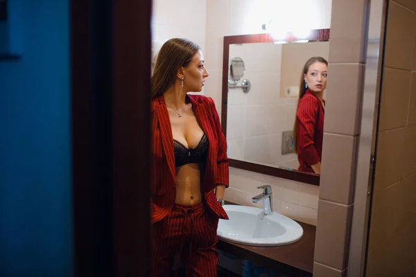 Uma Jovem Linda Garota Noite Hotel Sozinha Tira Casaco Vermelho — Fotografia de Stock