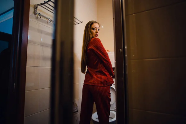 Egy Fiatal Gyönyörű Lány Este Hotelben Egyedül Leveszi Piros Kabátot — Stock Fotó