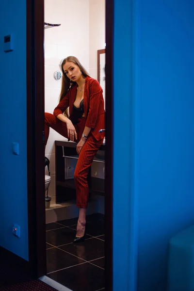 Egy Fiatal Gyönyörű Lány Este Hotelben Egyedül Leveszi Piros Kabátot — Stock Fotó