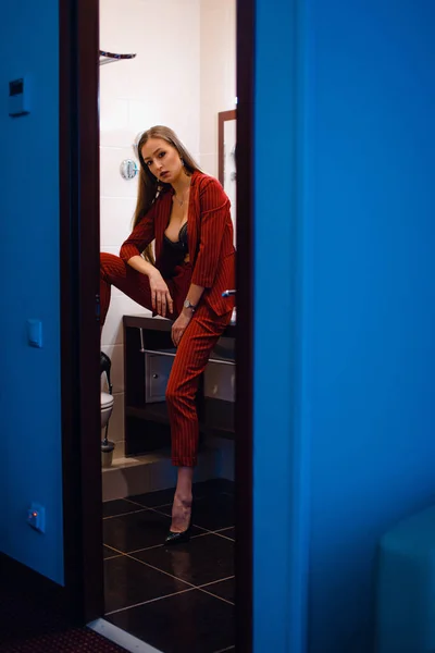 Uma Jovem Linda Garota Noite Hotel Sozinha Tira Casaco Vermelho — Fotografia de Stock