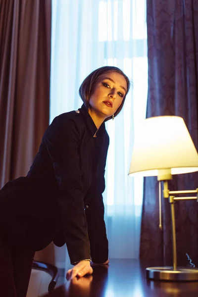Egy Fiatal Gyönyörű Lány Este Hotelben Egyedül Leveszi Fekete Kabátját — Stock Fotó