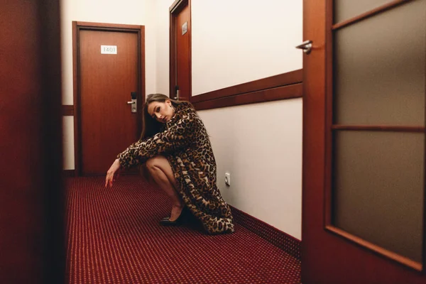 Uma Jovem Menina Bonita Noite Hotel Sozinho Caminha Longo Corredor — Fotografia de Stock