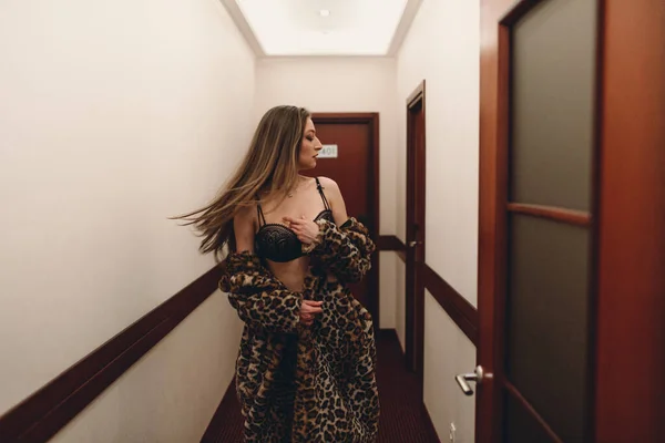 Uma Jovem Menina Bonita Noite Hotel Sozinho Caminha Longo Corredor — Fotografia de Stock