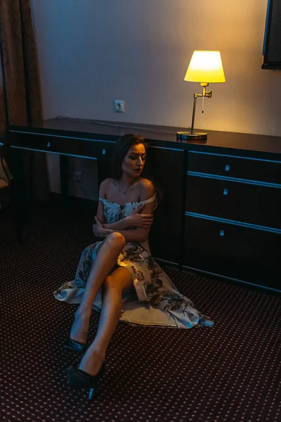 Young Beautiful Girl Evening Hotel Alone Sits Floor Evening Light — Stock Photo, Image