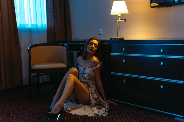 Una Joven Hermosa Por Noche Hotel Solo Sienta Suelo Luz — Foto de Stock