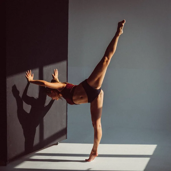 Una Chica Joven Una Gimnasta Con Una Figura Plástico Hace — Foto de Stock