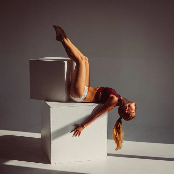 Mladá Dívka Gymnastka Plastikovou Figurou Dělá Plastové Úlevy Kostky Studiu — Stock fotografie