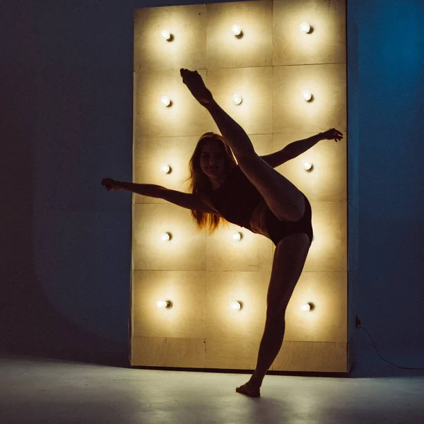 Mladá Krásná Dívka Plastovou Postavou Vytváří Taneční Prvky Stěny Hořícími — Stock fotografie