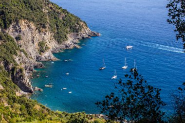 Güneşli bir günde Akdeniz 'de Tekne Manzarası Cinque Terre