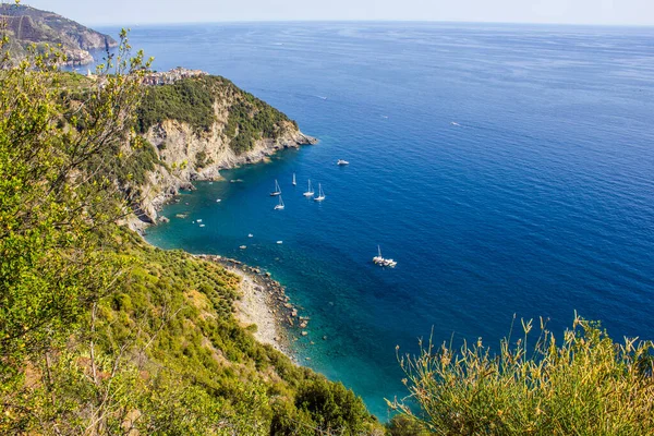 Vista Barcos Mar Mediterrâneo Dia Ensolarado Cinque Terre — Fotografia de Stock