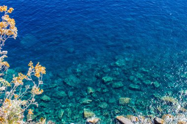 Akdeniz manzarası güneşli bir günde, Cinque Terre, İtalya