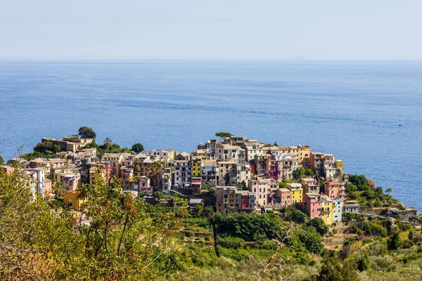 Corniglia 'nın Vernazza, Cinque Terre' deki yürüyüş patikasından görünüşü