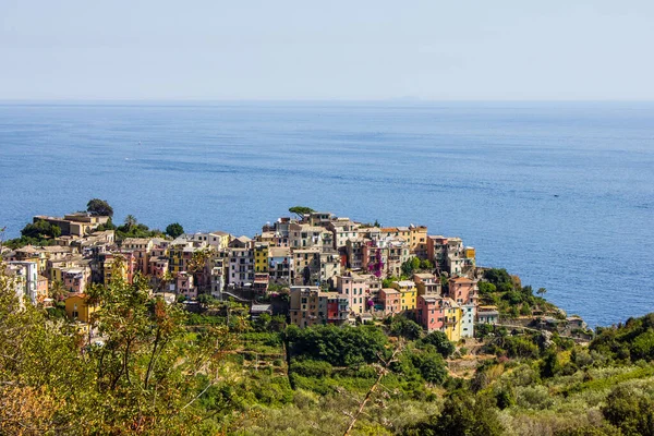 Corniglia 'nın Vernazza, Cinque Terre' deki yürüyüş patikasından görünüşü