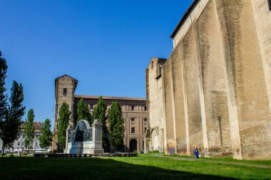 Parma, İtalya - 8 Temmuz 2017: Piazzale della Pace 'te Ağaçlı Çeşme, Giuseppe Verdi Anıtı ve Palazzo della Pilotta