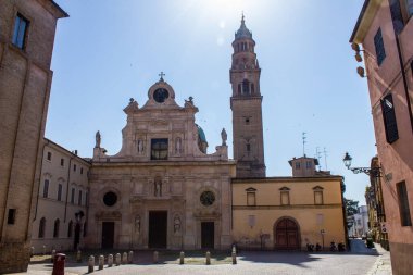 Parma, İtalya - 8 Temmuz 2017: Güneşli bir günde Eski Parma Kasabası 'ndaki San Giovanni Evangelista Kilisesi