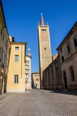 Parma, İtalya - 8 Temmuz 2017: Güneşli bir günde Parma Katedrali ve Baptistery yakınlarındaki bir caddenin görüntüsü