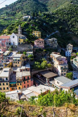 Vernazza, İtalya - 8 Temmuz 2017: Güneşli bir günde Vernazza Kasabasındaki Geleneksel Eski Evlere Bakış