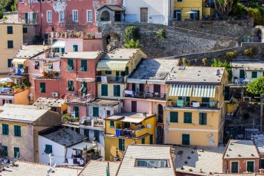 Vernazza, İtalya - 8 Temmuz 2017: Güneşli bir günde Vernazza Kasabasındaki Geleneksel Eski Evlere Bakış