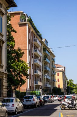 Parma, İtalya - 8 Temmuz 2017: Güneşli bir günde Parma Caddesi ve Binalarının Görünümü