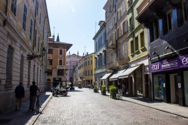 Parma, İtalya - 8 Temmuz 2017: Güneşli bir günde Parma Sokaklarında Yürüyen İnsanlar