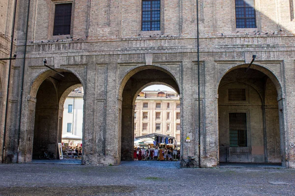 イタリアのパルマ 2017年7月8日 晴れた日にパラッツォ デッラ ピロッタ近くのストリートフェアの眺め — ストック写真