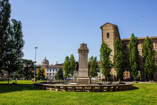 意大利帕尔马 2017年7月8日 位于皮亚扎勒德拉佩斯的朱塞佩 凡尔迪纪念碑 Giuseppe Verdi Monument 和皮洛塔宫 — 图库照片