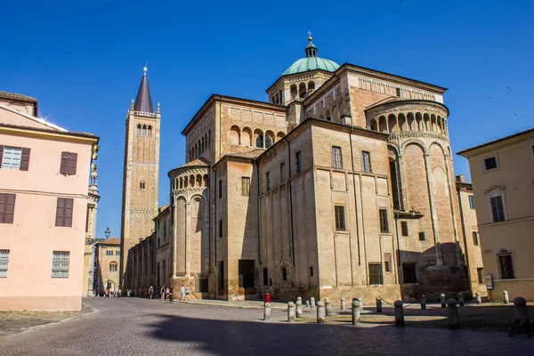 イタリアのパルマ 2017年7月8日 晴れた日のパルマ大聖堂と時計塔の眺め — ストック写真