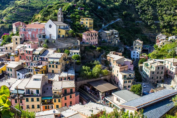 Vernazza, İtalya - 8 Temmuz 2017: Güneşli bir günde Vernazza Kasabasındaki Geleneksel Eski Evlere Bakış