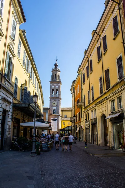 意大利帕尔马 2017年7月8日 人们在Borgo Del Parmigianino街步行 背景是圣保罗修道院钟楼 — 图库照片