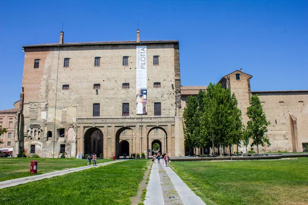 Parma, İtalya - 8 Temmuz 2017: Güneşli bir günde Ağaçlı Çeşme ve Palazzo della Pilotta 'nın manzarası
