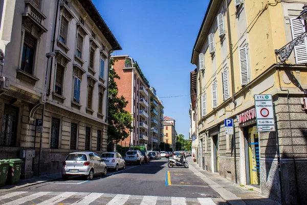 Parma, İtalya - 8 Temmuz 2017: Güneşli bir günde Parma caddelerinin görüntüsü