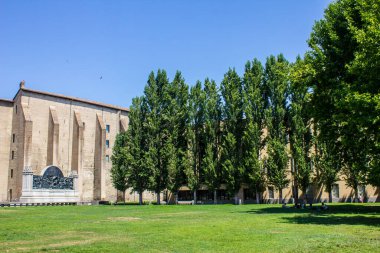 Parma, İtalya - 8 Temmuz 2017: Güneşli bir günde Giuseppe Verdi Anıtı ve Palazzo della Pilotta
