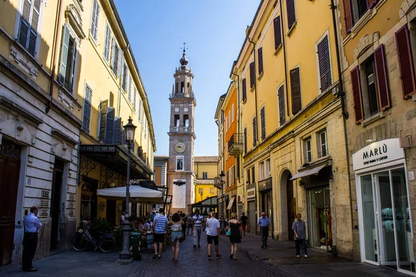 意大利帕尔马 2017年7月8日 人们在Borgo Del Parmigianino街步行 背景是圣保罗修道院钟楼 — 图库照片