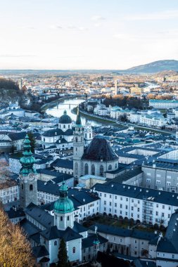 Hohensalzburg Kalesi 'nden Salzburg Çatı ve Salzach Nehri manzarası