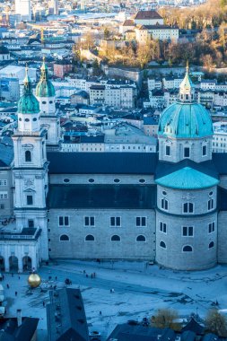 Hohensalzburg Kalesi 'nden Salzburg Çatıları ve Katedral (Salzburger Dom) manzarası