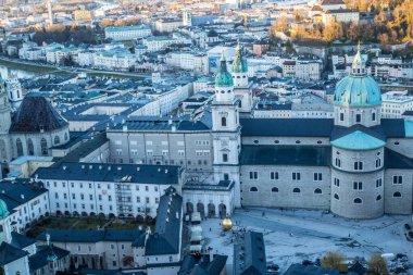 Hohensalzburg Kalesi 'nden Salzburg Çatıları ve Katedral (Salzburger Dom) manzarası