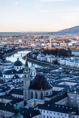 Hohensalzburg Kalesi 'nden Salzburg Çatı ve Salzach Nehri manzarası
