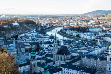 Hohensalzburg Kalesi 'nden Salzburg Çatı ve Salzach Nehri manzarası