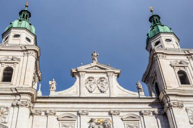 Salzburg 'daki Salzburg Katedrali' nin manzarası (Domplatz)