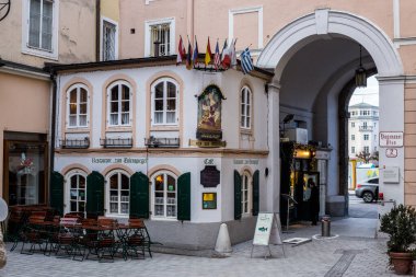 Salzburg, Avusturya - 5 Mart 2017: Mozart 'ın Doğduğu yer yakınlarındaki Zum Eulenspiegel Restoranı