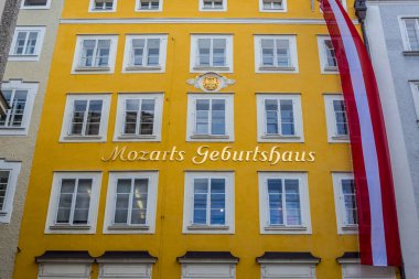 Salzburg, Avusturya - 5 Mart 2017: Mozart 'ın Eski Şehir' deki Doğumevi Binası (Getreidegasse)