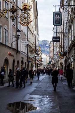 Salzburg, Avusturya - 5 Mart 2017: Bir Bahar Günü Salzburg Eski Kasabasında Yürüyen İnsanlar