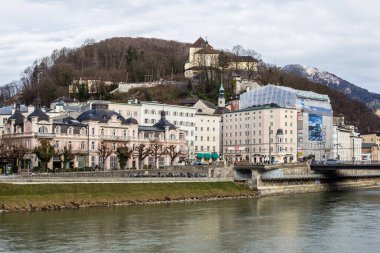 Salzburg, Avusturya - 7 Mart 2017: Arka planda Eski Şehir ile Salzach Nehri manzarası